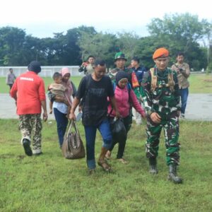 Proses evakuasi korban banjir dan tanah longsor di Kecamatan Latimojong, Kabupaten Luwu, Minggu (5/5/2024). (Dok. Penerangan Lanud Sultan Hasanuddin).