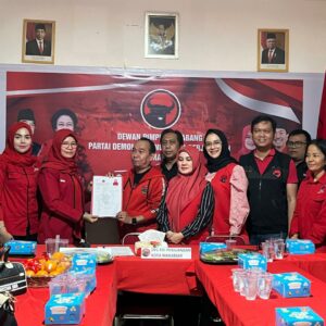 Anggota DPRD Sulsel, Risfayanti Muin Kembalikan Formulir Pilkada di PDIP Makassar.